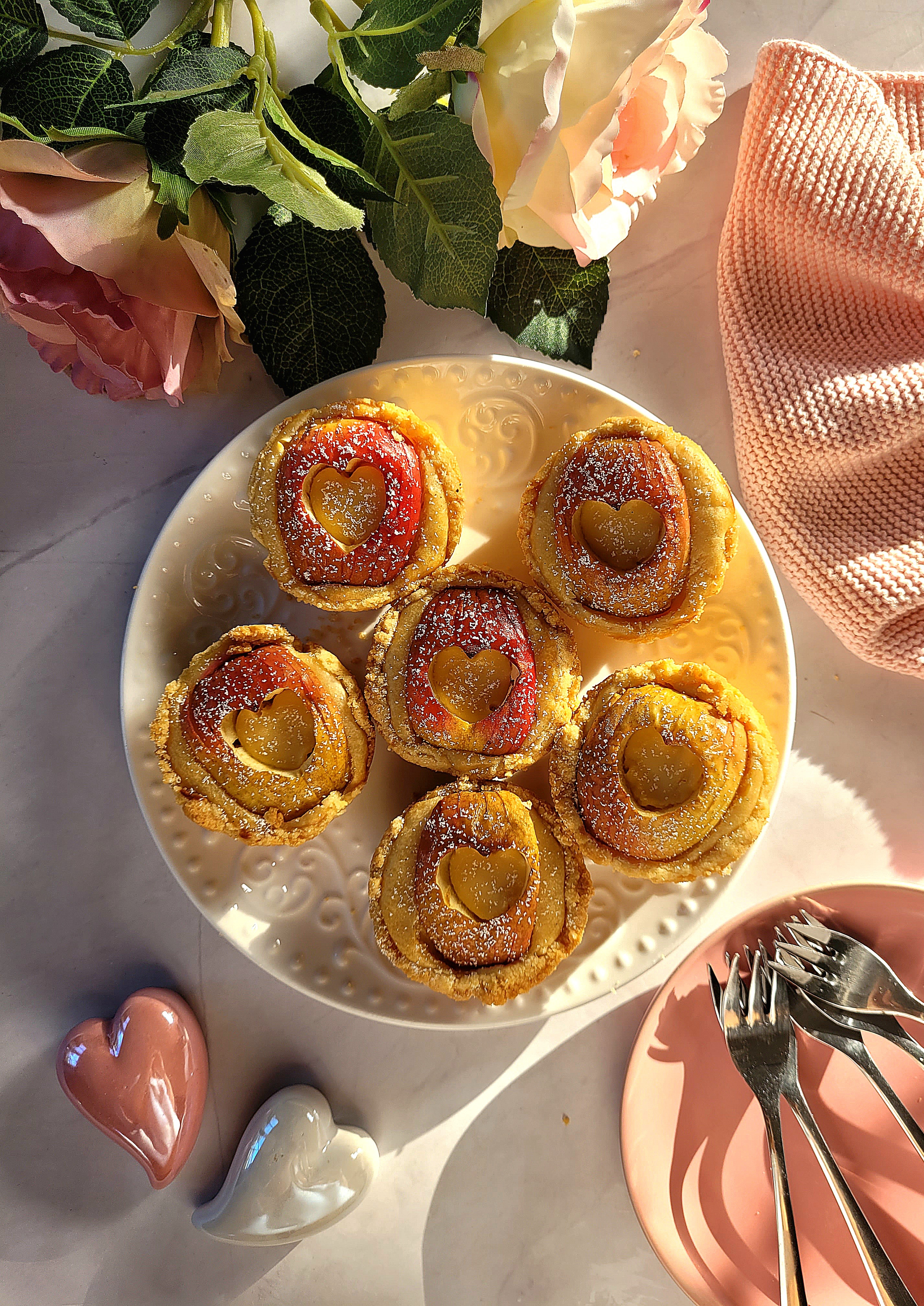 Frische Apfelmuffins in Herzform