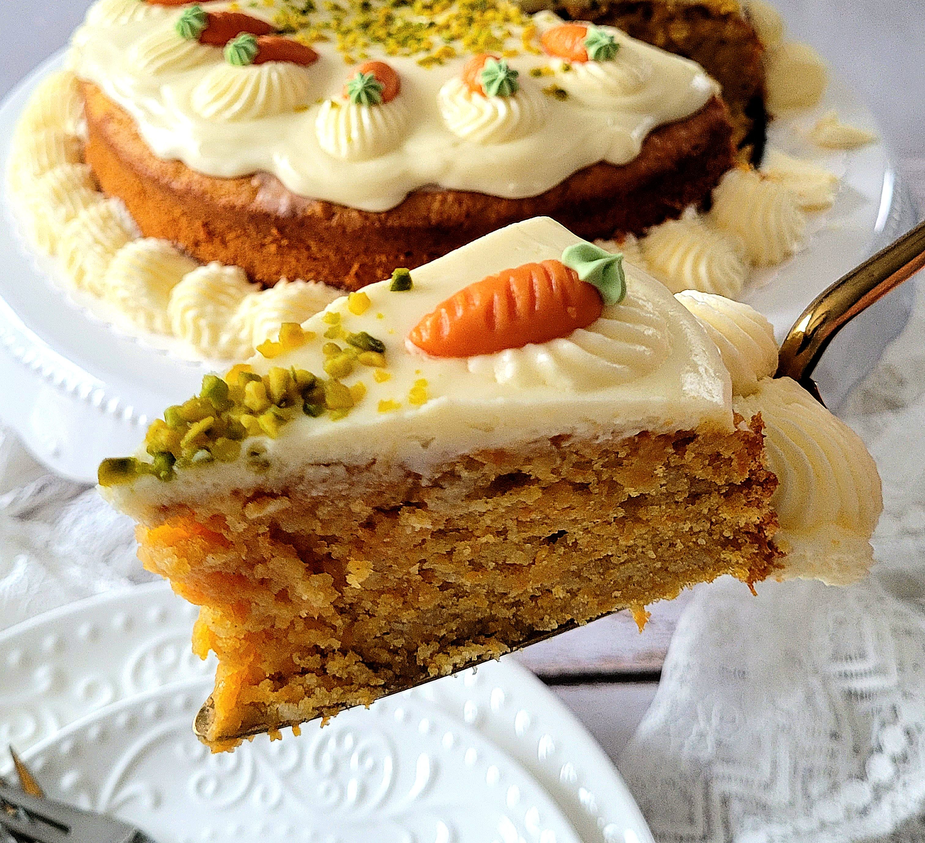 Karotten Kuchen mit cremigen Frosting