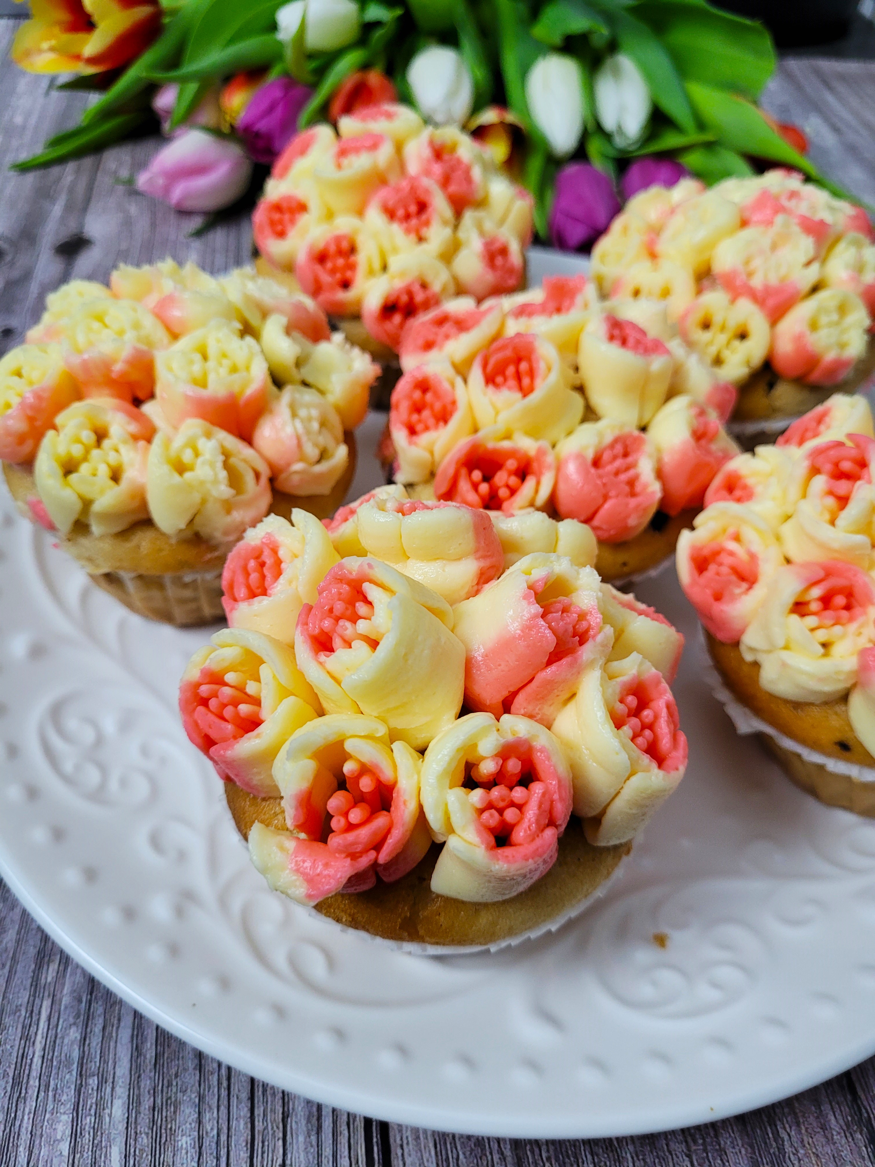 Muffins mit Tulpen-Topping: Leckere Backkreation mit dekorativem Blumeneffekt