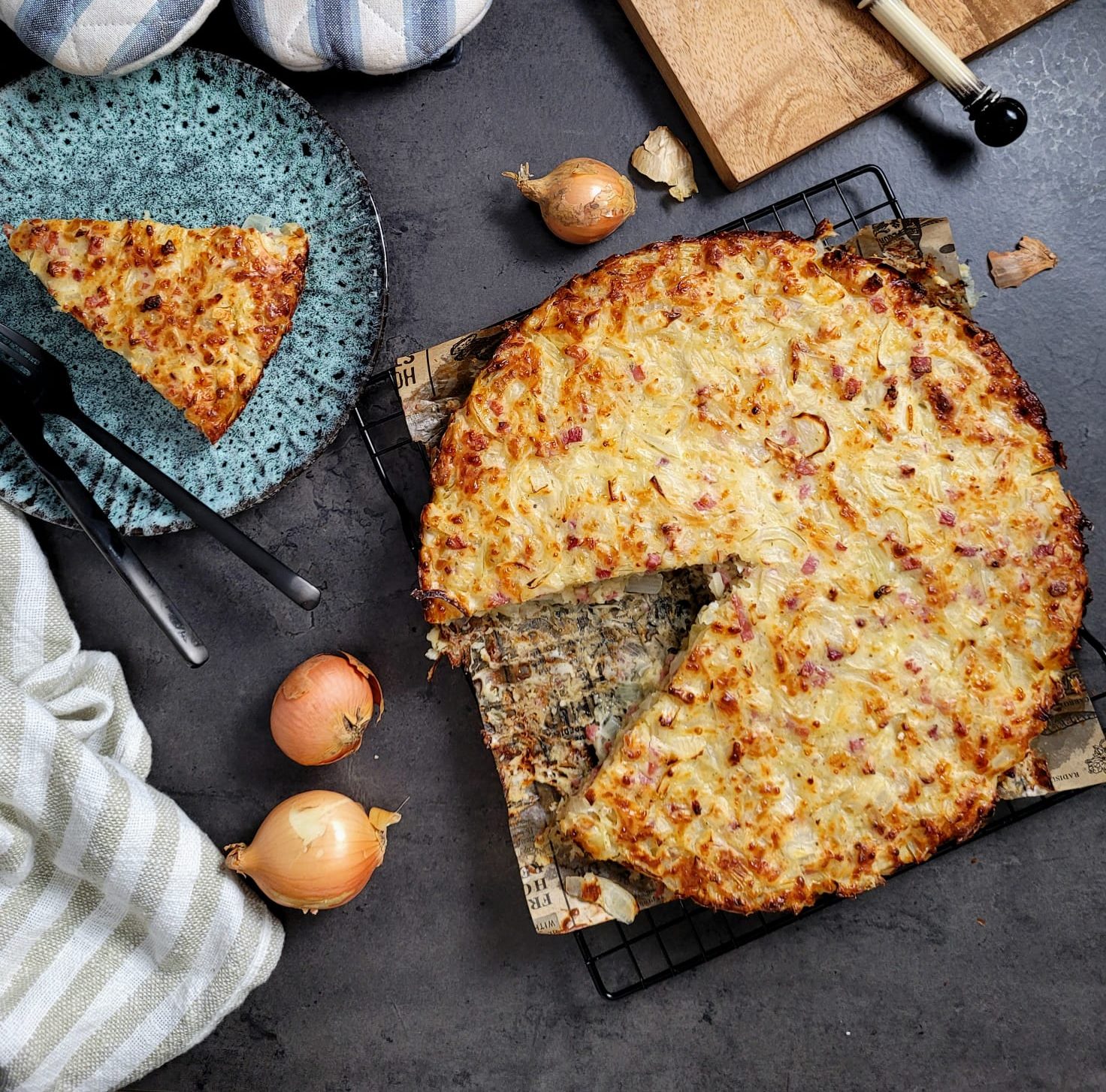 Zwiebelkuchen: Traditionelles herzhaftes Gebäck mit Zwiebeln und Speck