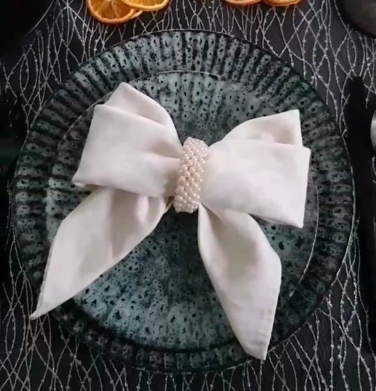 Schritt-für-Schritt Anleitung zum Falten einer Schleife aus einer Stoffserviette