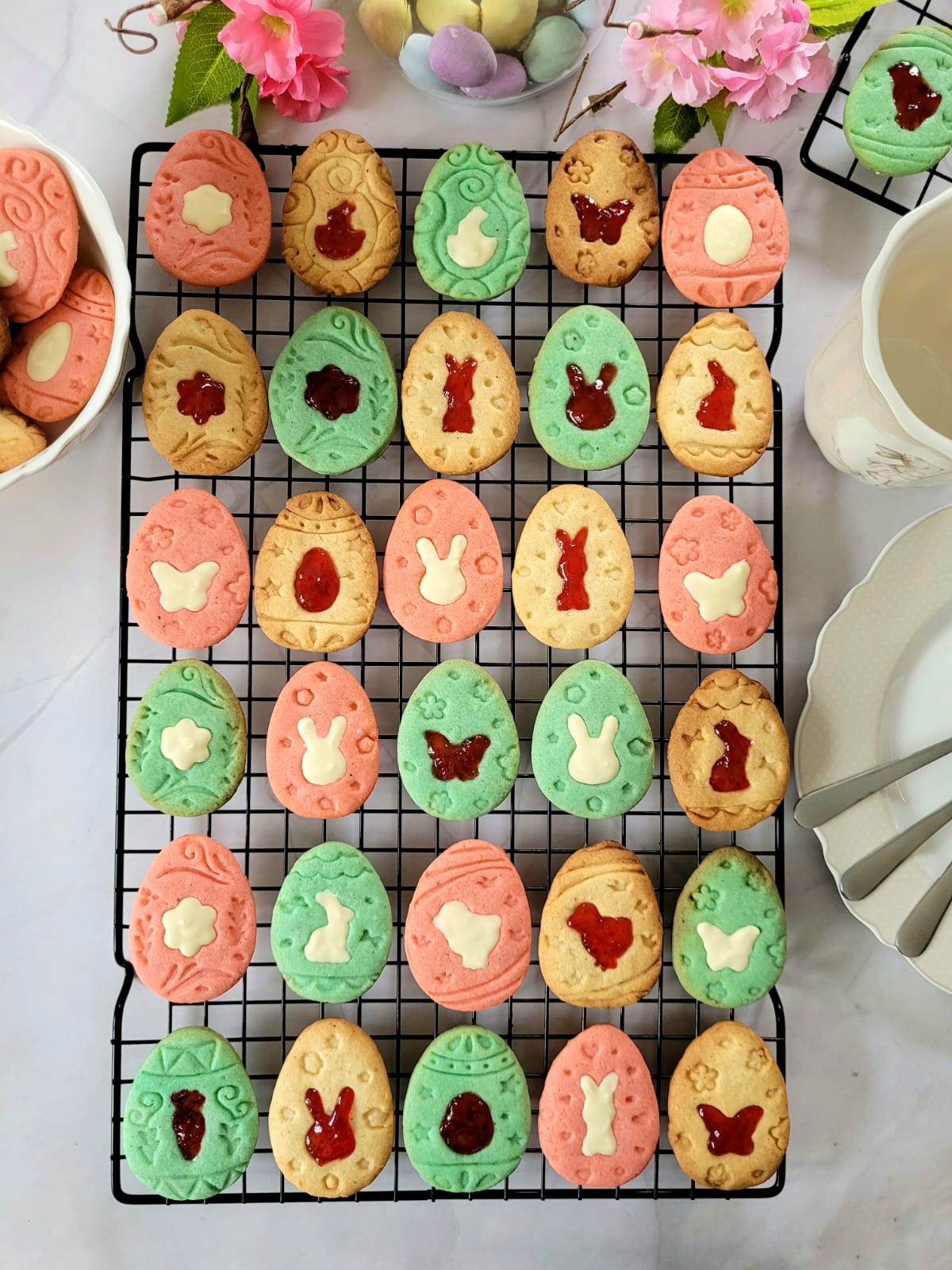 Bunte Ostereiermotiv-Kekse