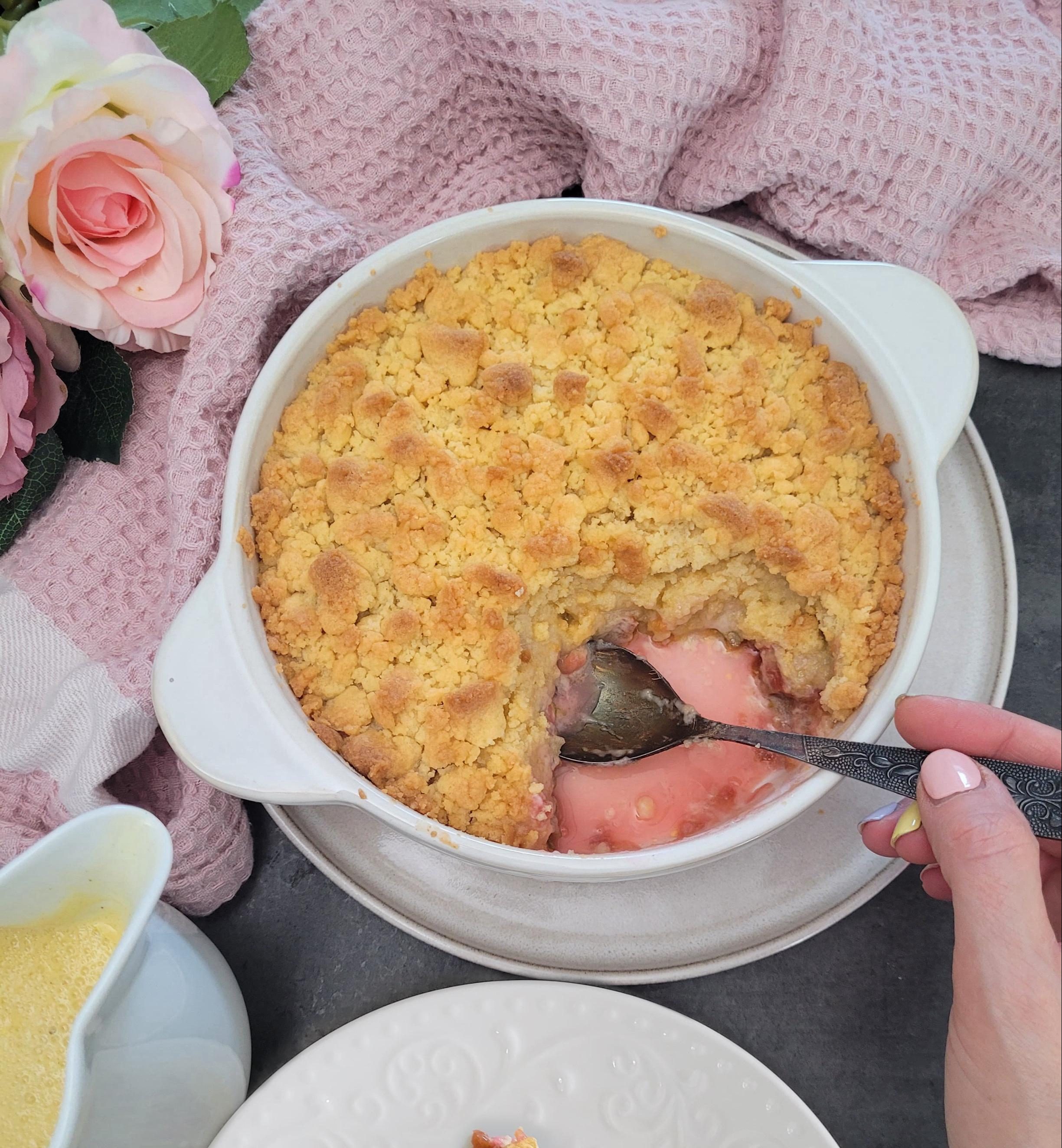 Bild eines Rhabarber Crumbles in einer Auflaufform