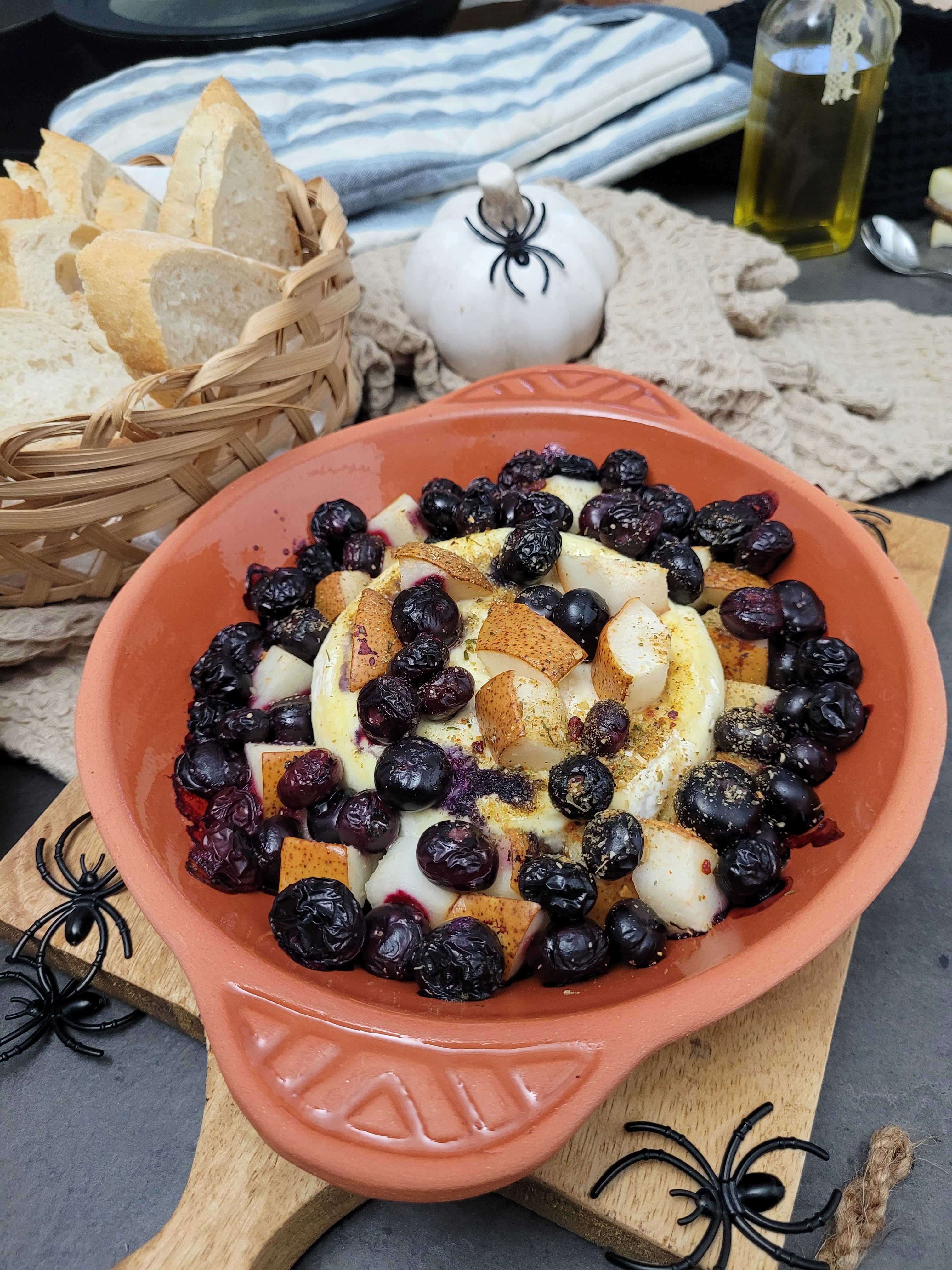 Ofenkäse mit Birne & Blaubeeren