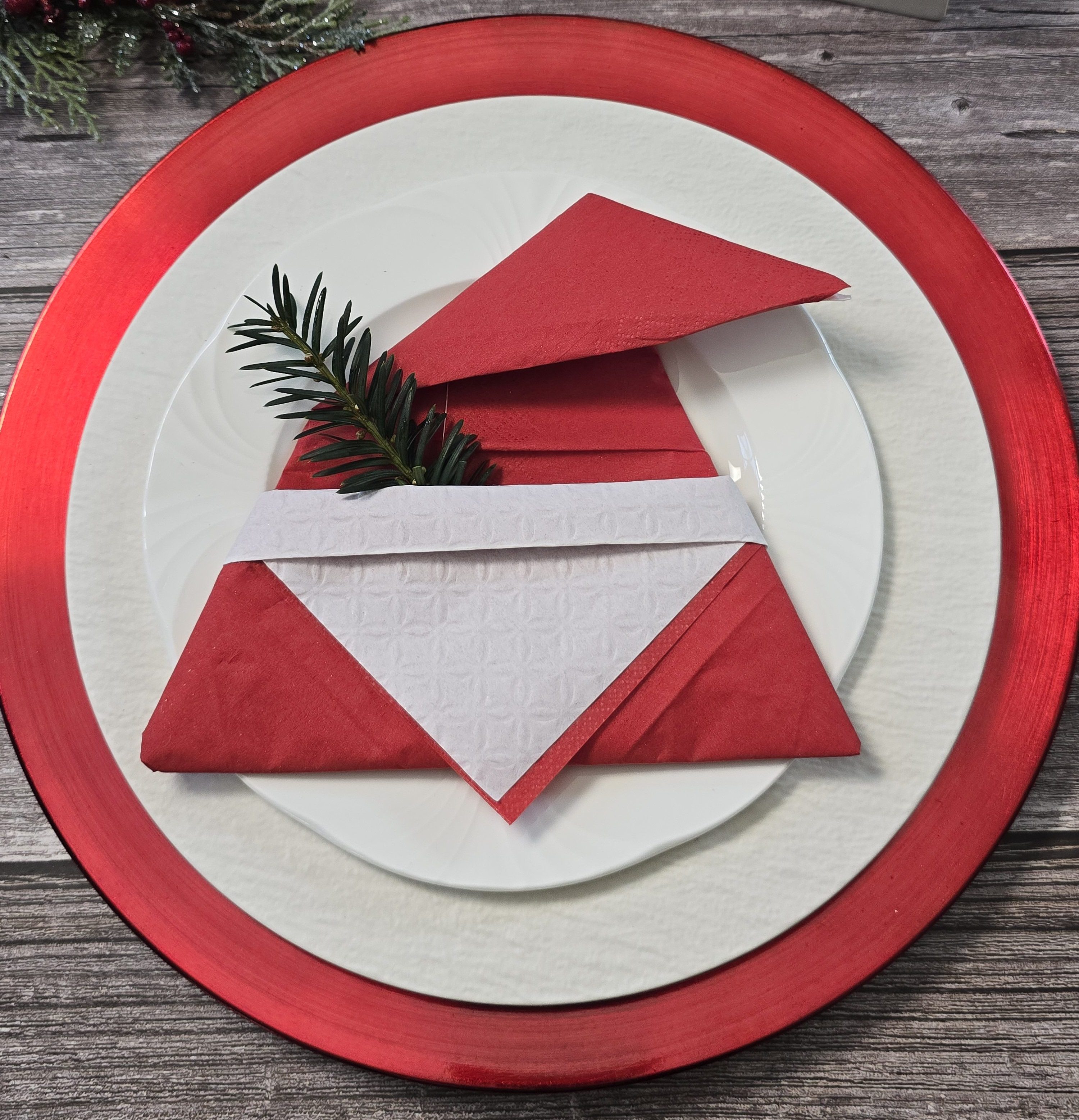 Servietten falten – Weihnachtsmann für den Festtagstisch