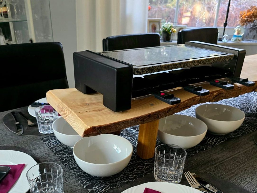 DIY Raclette-Erhöhung aus Baumscheibe – die stilvolle Tischlösung!