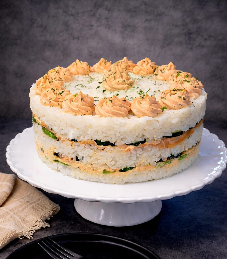 Leckere Sushi-Torte Deluxe mit Lachs und Avocado!